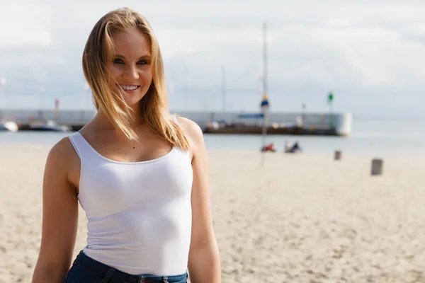 Portret van schoonheid vrouw op marina — Stockfoto