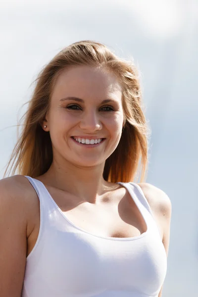 Retrato de mujer atractiva joven — Foto de Stock