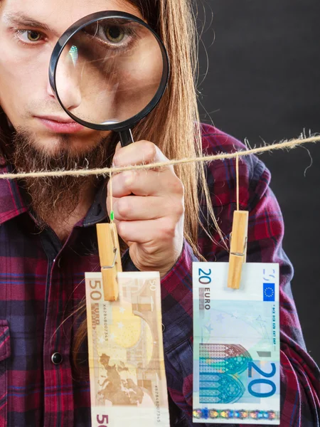 Man verifiëren geld — Stockfoto