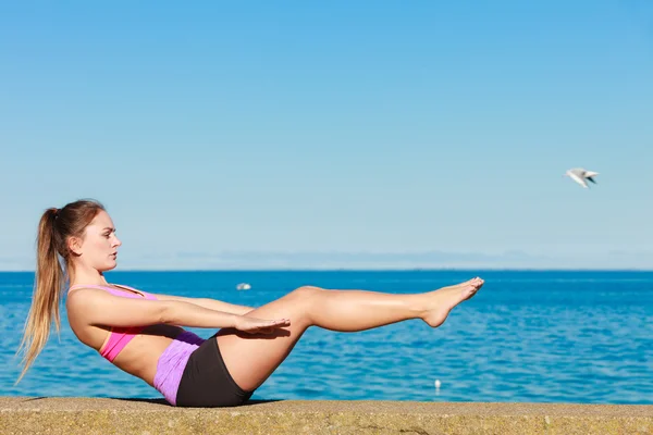 Aantrekkelijke vrouw uitoefening — Stockfoto