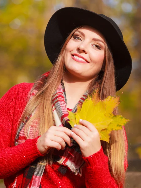Mulher bonita no parque de outono — Fotografia de Stock