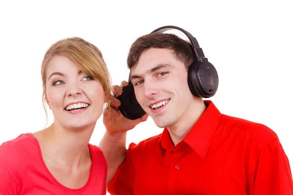 Couple deux amis avec écouteurs écoutant de la musique — Photo