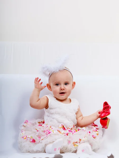 Meisje met rode schoenen — Stockfoto