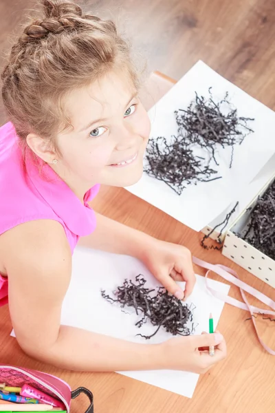 Petite fille dessiner dans la salle de classe — Photo