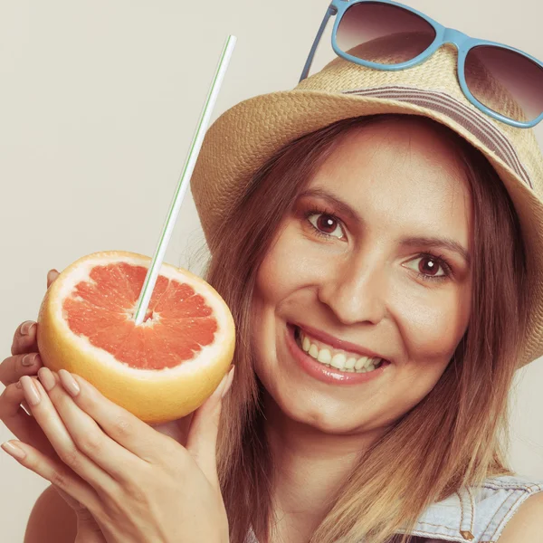 Flerte mulher em chapéu segurar óculos de sol e toranja — Fotografia de Stock