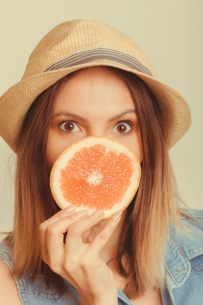 Жінка покриває рот грейпфрутом. Веселе літо — стокове фото