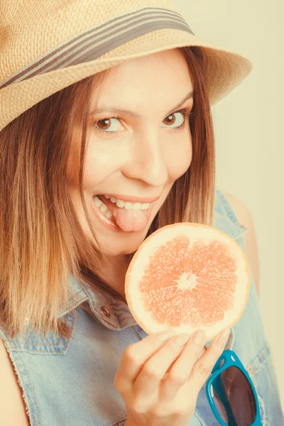 Mujer feliz en sombrero bebiendo jugo de toronja. Dieta — Foto de Stock