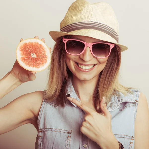 帽子とサングラスにグレープ フルーツで幸せな女. — ストック写真