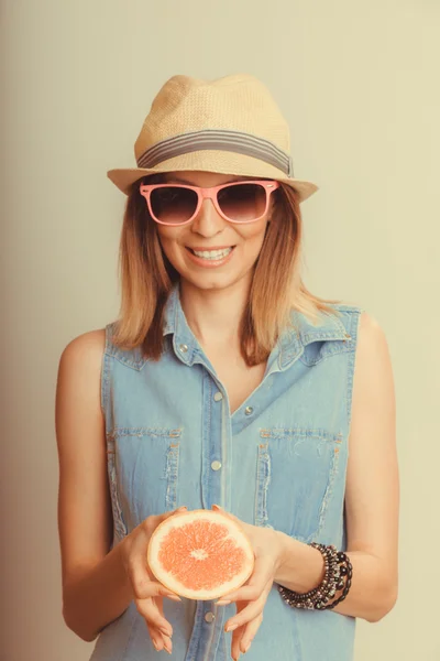 Щаслива жінка в капелюсі і сонцезахисних окулярах з грейпфрутом — стокове фото