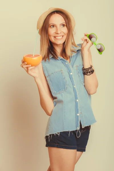 Lycklig kvinna i hatt dricka grapefruktjuice. Diet — Stockfoto