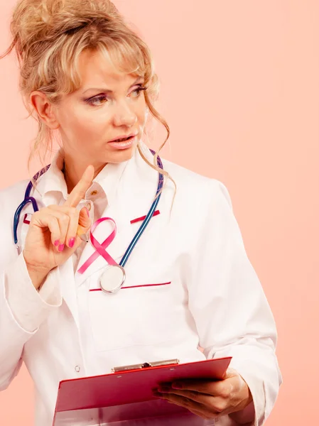 Žena lékař diagnostikovat pacienta — Stock fotografie