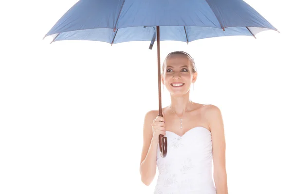 Femme mariée en robe de mariée blanche avec parapluie . — Photo
