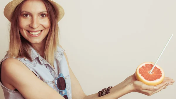 Mujer feliz en sombrero con gafas de sol y pomelo —  Fotos de Stock