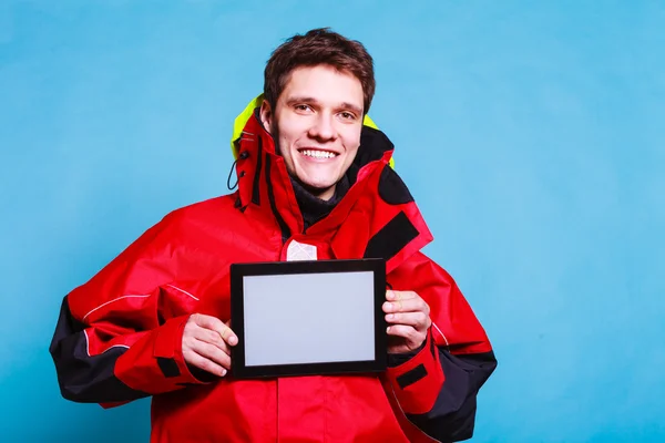 Unga män med tablett — Stockfoto