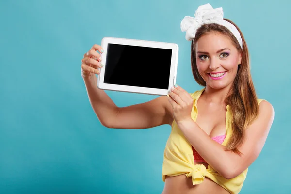 Flicka håller tablet compute — Stockfoto