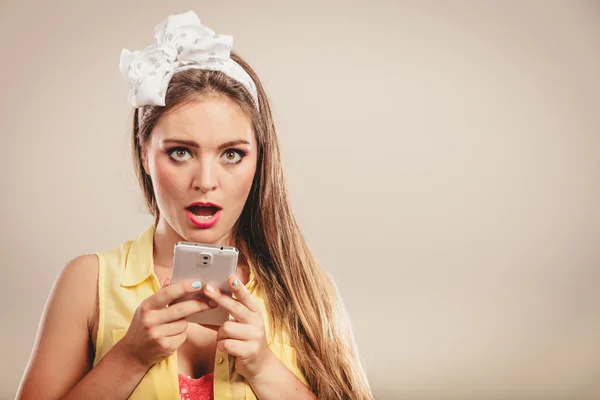 Retro pin up girl texting. — Stock Photo, Image