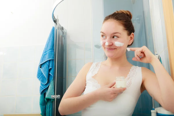 Mujer aplicando crema . — Foto de Stock