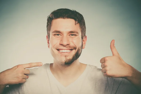 Homem feliz com cabelo barba metade raspado rosto . — Fotografia de Stock