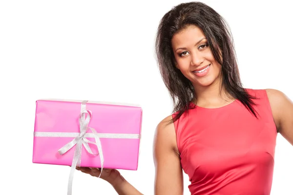 Mujer de raza mixta bastante con regalo de caja. Navidad — Foto de Stock