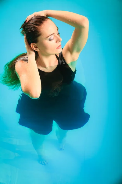 Frau in schwarzem Kleid posiert — Stockfoto