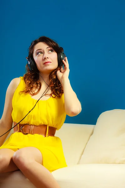 Chica en auriculares escuchando música mp3 relajante —  Fotos de Stock