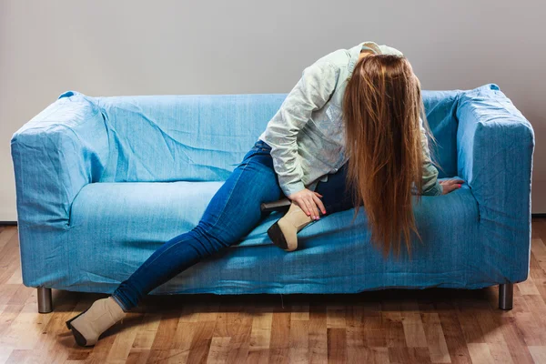 自宅のソファで悲しい落ち込んだ女性. — ストック写真