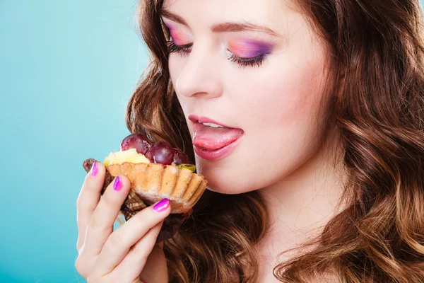 Junge Frau hält Obstkuchen in der Hand — Stockfoto