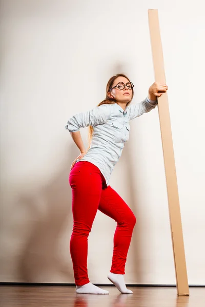 Donna stanca che si trasferisce in appartamento portando scatola . — Foto Stock