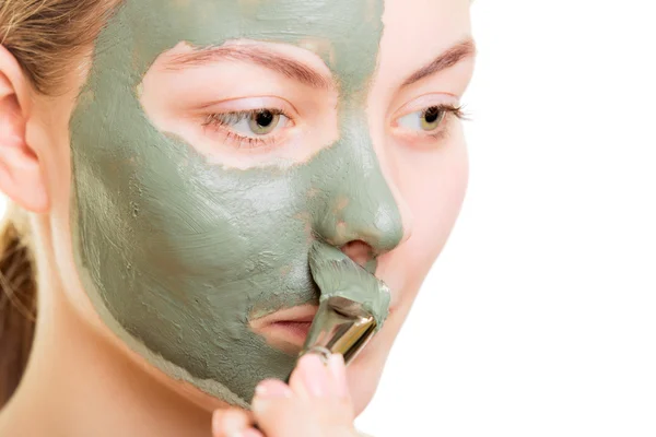 Vrouw toepassen met borstel klei modder masker — Stockfoto