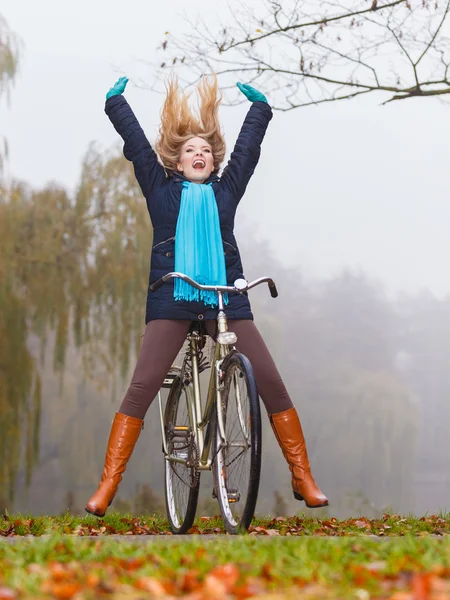 Kvinnan har roligt ridning cykel — Stockfoto