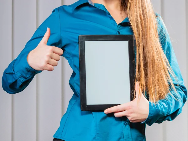 Jeune employé de bureau tenir la tablette avec le pouce vers le haut . — Photo