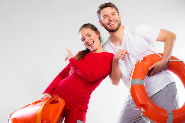 Bademeister-Paar mit Rettungsgerät — Stockfoto