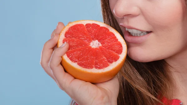 Woman holding grapefruit — Stock Photo, Image
