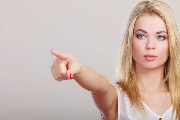 Vrouw kopie ruimte met vinger wijzen tonen — Stockfoto