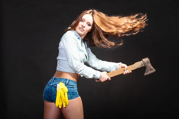 Mulher segurando Axe — Fotografia de Stock