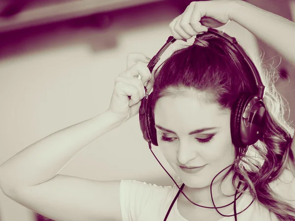 Girl listening to  music — Stock Photo, Image