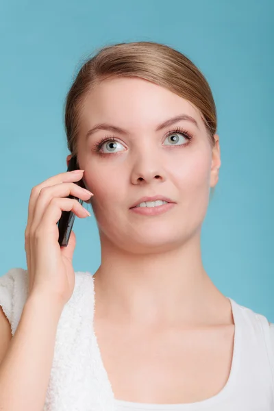 Jeune femme parlant sur téléphone portable — Photo