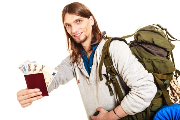 Hombre mochilero turístico con dinero y pasaporte . — Foto de Stock