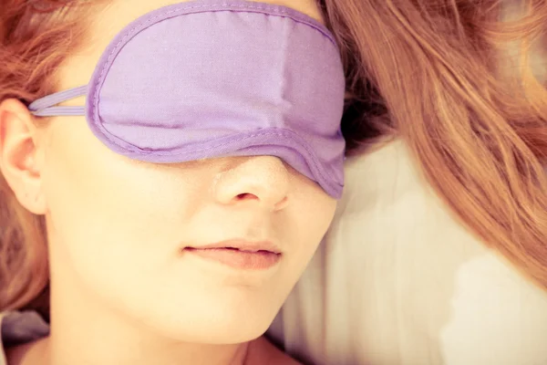 Donna addormentata che indossa la maschera del sonno bendata . — Foto Stock