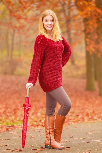 Mujer de moda con paraguas relajante en el parque de otoño . — Foto de Stock