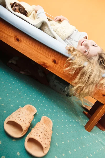 Mujer despertando en la cama por la mañana después de dormir —  Fotos de Stock