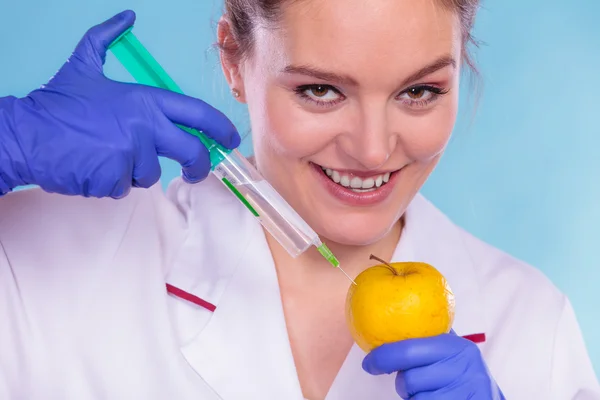 Scientist doctor injecting apple. GM Food. — Stock Photo, Image