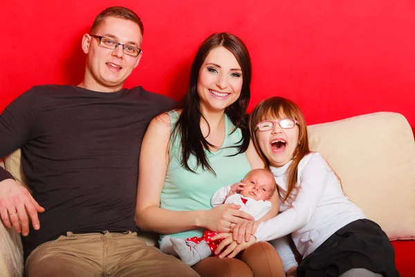 Família com bebê recém-nascido retrato da menina — Fotografia de Stock