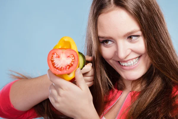 Mulher fitness com legumes. Dieta emagrecimento . — Fotografia de Stock