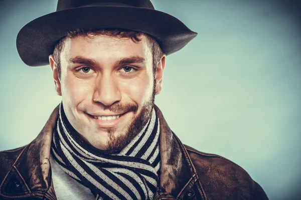 Glücklicher Mann mit halb rasiertem Gesicht Bartbehaarung im Hut. — Stockfoto