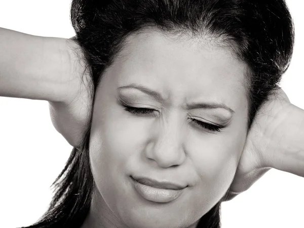 Blandad ras kvinna stänga öron med händer. — Stockfoto