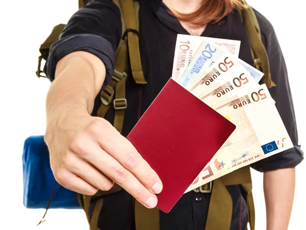Mochileiro de turismo com dinheiro e passaporte . — Fotografia de Stock