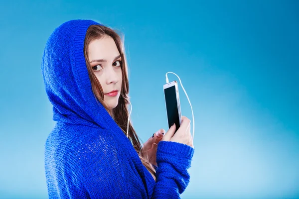 Mujer joven con teléfono inteligente escuchar música — Foto de Stock