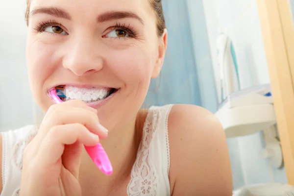 Mulher escovando dentes de limpeza. Higiene oral . — Fotografia de Stock