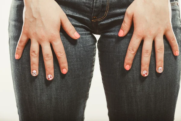 Humano con las manos en los muslos en pantalones vaqueros — Foto de Stock